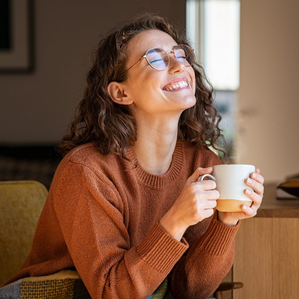 mujer disfrutando una taza de café tostado